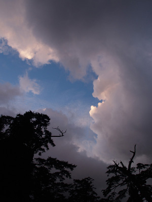 「雨雲の隙間からあざやかな青色の空を発見」