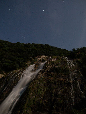 満月の夜に大川の滝に行った。